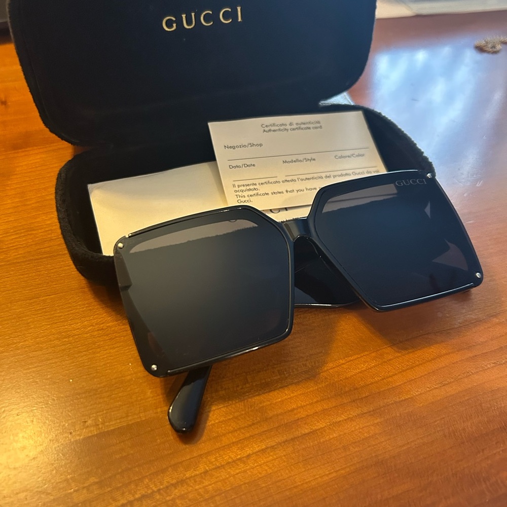 Certified Gucci Black oversized Square Sunglasses.